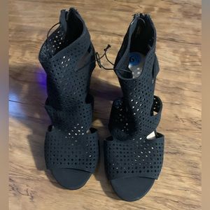 XOXO Beamer Black Sandal Size 6 and 1/2